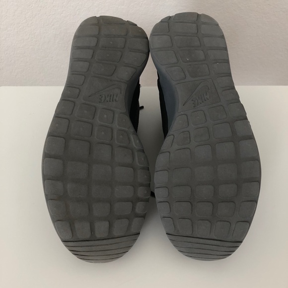 Nike Roshe Sneakers - Black/Grey - Women’s 8 - Picture 5 of 9